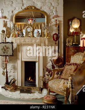 Vintage firescreen accanto al caminetto in stile vittoriano salotto Foto Stock