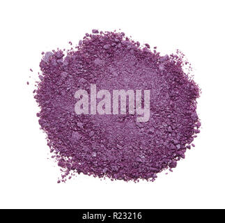 La texture di rotture di violetta eye shadow isolati su sfondo bianco. Tessitura macro di rotture di viola chiaro in polvere Foto Stock