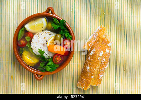 Far bollire il pollock testa per il brodo. Aggiungere le patate, carote, scalogno, mais e filetti o bistecca pollack 200 gramm, sale, pepe. Portare il forno nel Foto Stock