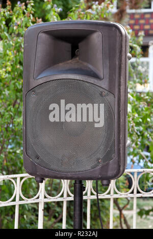 Nero altoparlante di grandi dimensioni su supporto esterno / un grande p.a. altoparlante su un palco con un outdoor music festival / grandi casse audio e attrezzature / urbano per la città. Foto Stock