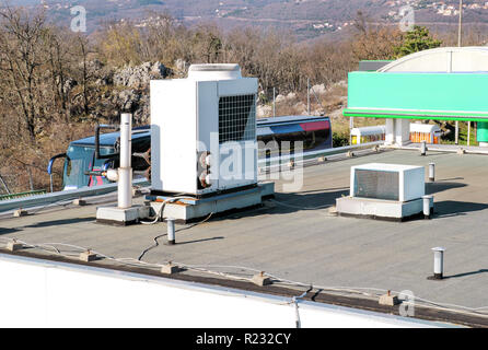 Sistema di aria condizionata montato sulla parte superiore di un edificio / bocchette di ventilazione sulla parte superiore dell edificio commerciale / raffreddato ad aria refrigeratori d'acqua parte superiore del tetto. Foto Stock
