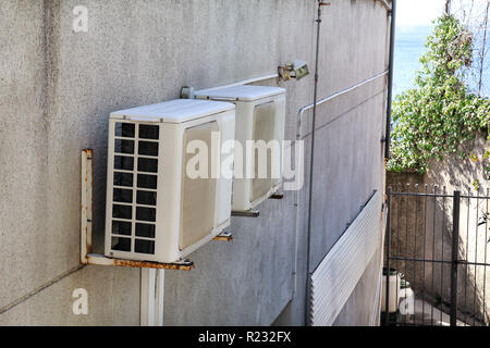 Sistema di aria condizionata montato su una parete di edificio / il clima esterno e unità di raffreddamento e sistemi di riscaldamento. Foto Stock