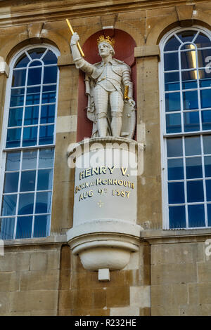 Monmouth, Gwent, statua di Re Enrico V, nella parte anteriore del Shire Hall, Agincourt Square, Foto Stock