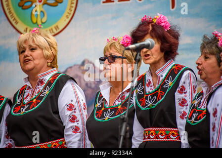 Il gruppo di donne nella tradizionale bulgaro costumi folk - cantare una canzone a un festival di musica nella piccola cittadina di Apriltsi, Bulgaria. Foto Stock