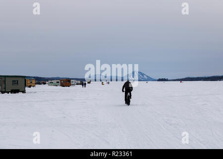 Debutto de la saison de pêche sous la brume Foto Stock