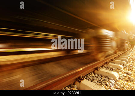 Carico della piattaforma del treno al tramonto con contenitore Foto Stock