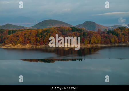 Sunsetting oltre il Lago Gosha in Honshu Perfecture, Giappone Foto Stock