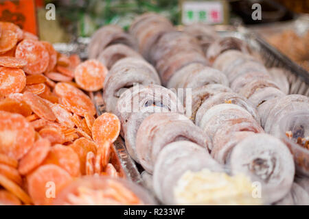 Anno Nuovo Cinese specialty prugne secche rivestite di zucchero. Street food dolci sulla Cina città in Singapore. Foto Stock