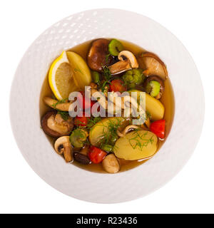 Zuppa rustica cotti in forno con funghi e verdure. Isolato su sfondo bianco Foto Stock