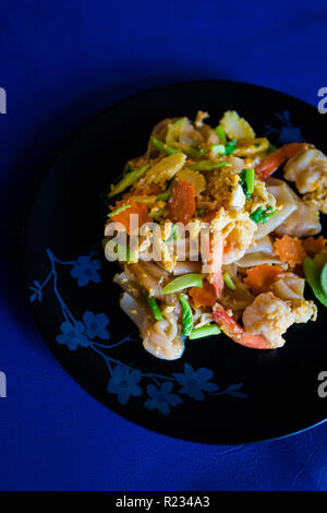 Preparati freschi asian piccante di uovo fritto spaghetti piatto fritture con gamberetti, babycorn, la carota e i fagiolini verdi. Cucina tailandese tradizionale fatta di ingred fresco Foto Stock