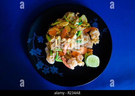 Preparati freschi asian piccante di uovo fritto spaghetti piatto fritture con gamberetti, babycorn, la carota e i fagiolini verdi. Cucina tailandese tradizionale fatta di ingred fresco Foto Stock