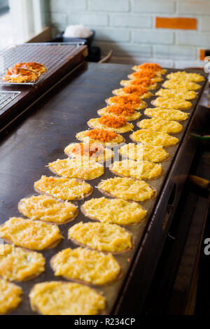 Preparati freschi golden crepes dolci khanom buang sul mercato locale a Bangkok. Cucina tailandese tradizionale fatta di ingredienti freschi. Foto Stock