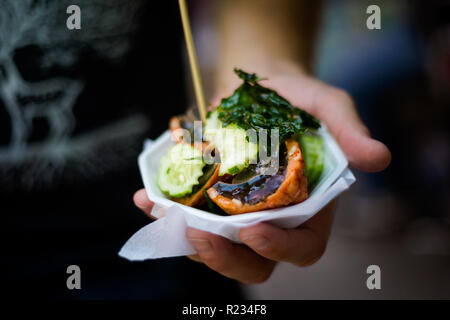 Fresche fritte anatra asiatica secolo le uova in pastella sul mercato locale a Bangkok. Cucina tailandese tradizionale fatta di ingredienti freschi. Foto Stock