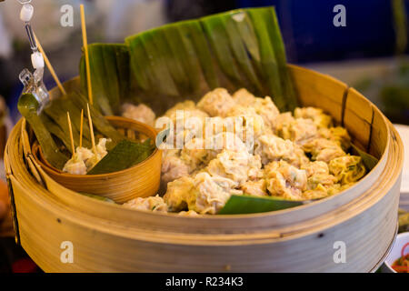 Preparati freschi cotti al vapore asiatici selezione di gnocchi dimsum sul mercato locale a Bangkok. Cucina tailandese tradizionale fatta di ingredienti freschi. Foto Stock