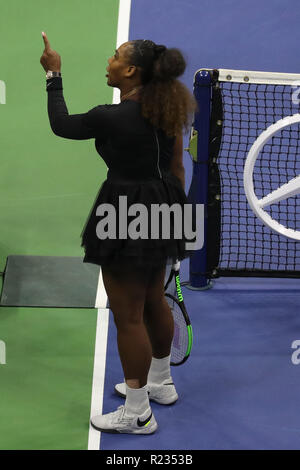 23-tempo Grand Slam champion Serena Williams sostiene con sedia arbitro Carlos Ramos durante il suo 2018 US Open partita finale al National Tennis Center Foto Stock