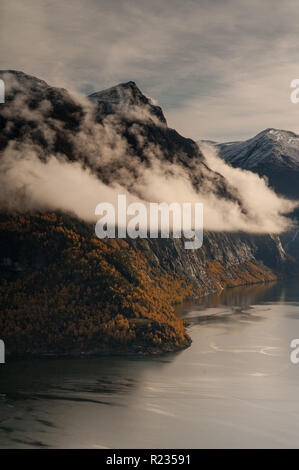 Montagna in Cloud Geiranger Foto Stock