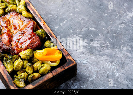 Grigliate barbecue di carne di manzo con cavolini di Bruxelles. Foto Stock