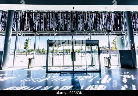 Spazio trasparente di banner per la pubblicità su porta vetro scorrevole della stazione ferroviaria, Cuenca Foto Stock