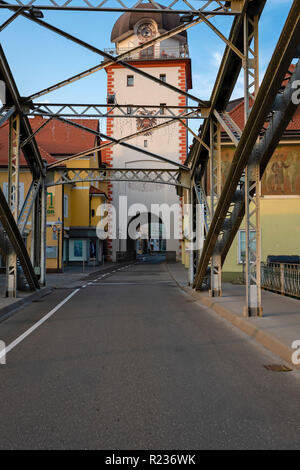 LEOBEN, Stiria, Austria - Agosto 06, 2018: Ponte sopra il fiume Mur in Leoben e sullo sfondo la torre di pedaggio (1280). Foto Stock