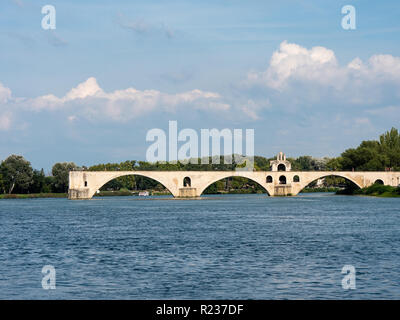 Vista sul fiume Rodano in Avignon, Francia meridionale. Il fiume è attraversato da un famoso ponte medievale chiamato 'Pont d'Avignon' o 'Pont Saint-Bénéz Foto Stock