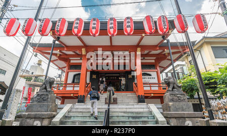 Tokyo, Giappone - 03 Agosto 2018 : vista anteriore di Honden (sala principale) di Bishamonten Zenkoku-ji. Situato a Waseda-dori street, quartiere Kagurazaka Foto Stock