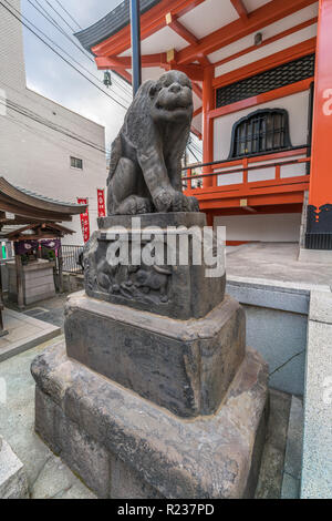 Tokyo, Giappone - 03 Agosto 2018 : Komainu (Lion-Dog) pietra tutori a Bishamonten Zenkoku-ji. Situato a Waseda-dori street, Kagurazaka distri Foto Stock