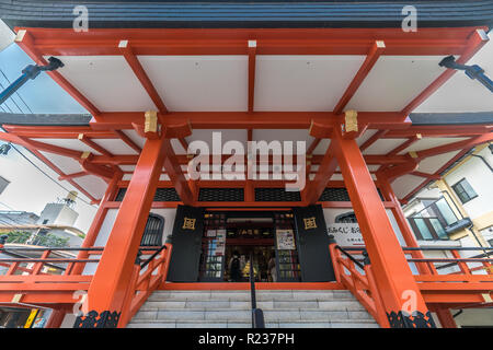 Tokyo, Giappone - 03 Agosto 2018 : vista anteriore di Honden (sala principale) di Bishamonten Zenkoku-ji. Situato a Waseda-dori street, quartiere Kagurazaka Foto Stock