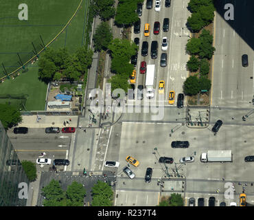 Vista da grattacieli sulle strade di New York City. Vista dall'alto sulla strada con vetture su strada Foto Stock