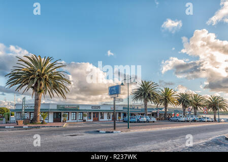 LANGEBAAN, SUD AFRICA, 20 agosto 2018: una scena di strada, con le imprese e i veicoli in Langebaan nella provincia del Capo occidentale Foto Stock