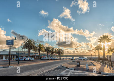 LANGEBAAN, SUD AFRICA, 20 agosto 2018: Un tardo pomeriggio scena di strada, con le imprese e i veicoli in Langebaan nella provincia del Capo occidentale Foto Stock