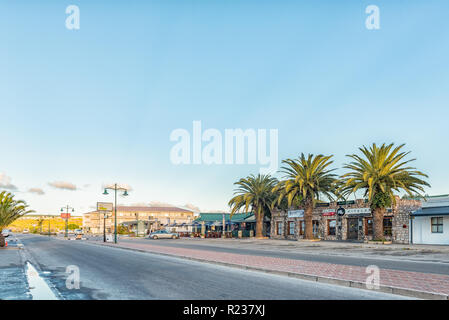 LANGEBAAN, SUD AFRICA, 20 agosto 2018: una scena di strada, con le imprese e i veicoli in Langebaan nella provincia del Capo occidentale Foto Stock