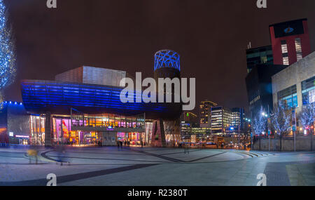 Salford Quays Media City di notte. Il Lowry Theatre e Galleria d'arte. Foto Stock