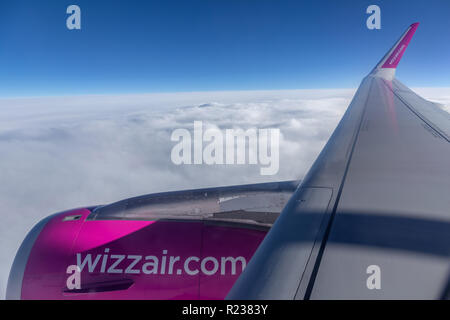 Aereo di una compagnia aerea Wizzair compagnia di volo sopra le nuvole. 15.05. 2018 Ungheria Foto Stock
