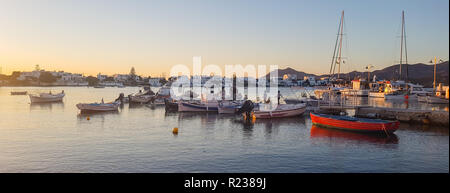 Barche da pesca e da diporto al tramonto in Pollonia Harbour, Milos, Grecia Foto Stock