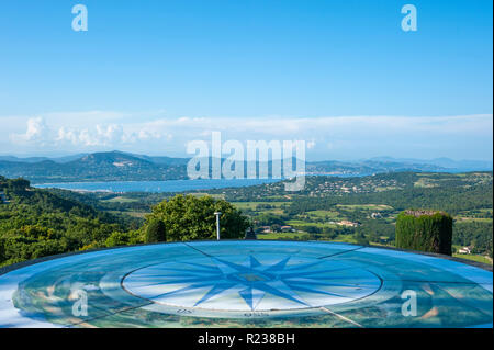 Paesaggio del Golfo di Saint Tropez visto dal punto di vista Indicatore del villaggio Gassin, Var, Provence-Alpes-Côte d'Azur, in Francia, in Europa Foto Stock