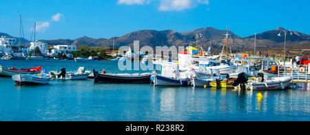 Barche nel porto di Pollonia Milos, Grecia Foto Stock