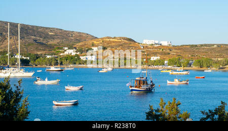 Barche nel porto, Pollonia Milos, Grecia Foto Stock