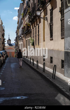 Strada stretta con barriere di metallo per impedire il traffico di fissaggio del marciapiede in Lavapies nella zona di Madrid, Spagna Foto Stock