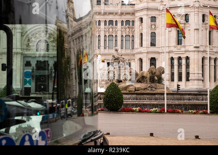 Fuente de Cibeles, fontana Cibeles sul Paseo Recoletos nel centro della città, e riflessione nel parabrezza di un pullman, Madrid, Spagna Foto Stock