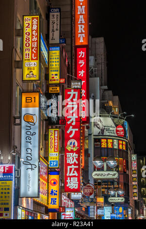 Shibuya, Tokyo - 27 Agosto 2018 : scena notturna nel quartiere Shibuya. Ristoranti e negozi con cartelloni colorati Foto Stock