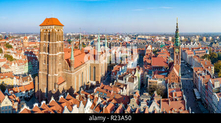 Gdansk, Polonia. Panorama della città vecchia di St Mary Church, Municipio, Torre Dluga (Long) Street e vecchie case storiche. Vista aerea nella luce del tramonto Foto Stock