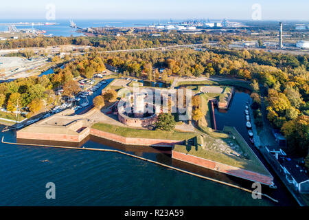 Wisloujscie medievale rocca con la vecchia torre faro nel porto di Danzica, Polonia. Un monumento unico delle opere di fortificazione. Vista aerea al tramonto Foto Stock