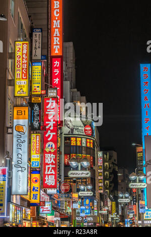 Shibuya, Tokyo - 27 Agosto 2018 : scena notturna nel quartiere Shibuya. Ristoranti e negozi con cartelloni colorati Foto Stock