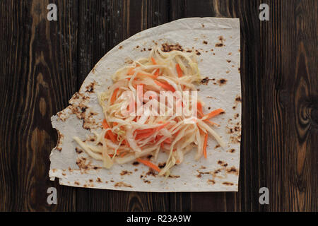 Lavash e il cavolo per rendere Shawarma fatti in casa Foto Stock