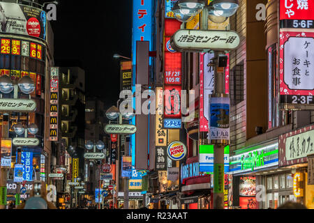 Shibuya, Tokyo - 27 Agosto 2018 : scena notturna nel quartiere Shibuya. Ristoranti e negozi con cartelloni colorati Foto Stock