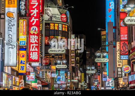 Shibuya, Tokyo - 27 Agosto 2018 : scena notturna nel quartiere Shibuya. Ristoranti e negozi con cartelloni colorati Foto Stock