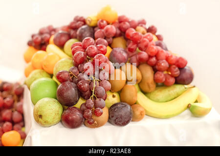 Heap di frutta sul tavolo. Messa a fuoco selettiva Foto Stock