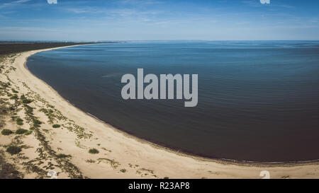 Vista aerea della spiaggia dal blu del Mar Baltico, vicino al fiume Vistola bocca Foto Stock
