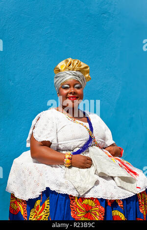 Bahia, Brasile - Dicembre 2011: Donna nel tradizionale bahiana abito, Salvador de Bahia, Pelourinho Historic District, Foto Stock
