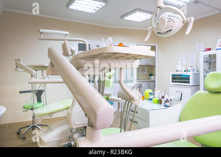 Dental Clinic interno con odontoiatria moderna attrezzatura. Studio Dentistico. Foto Stock